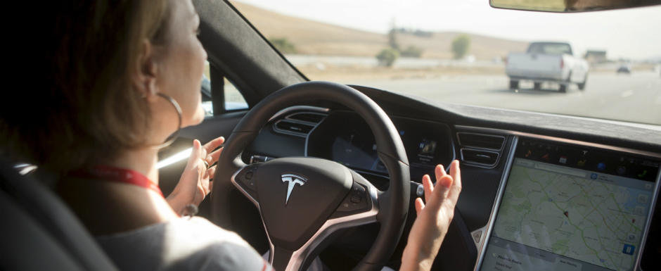Un Tesla Model X s-a rasturnat pe o autostrada din SUA in timp ce avea pilotul automat activat Un Tesla Model X s-a rasturnat pe o autostrada din SUA in timp ce avea pilotul automat activat