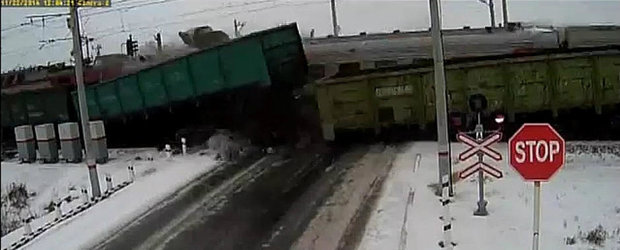 Un tir e spulberat de doua trenuri in Rusia. IMAGINI SOCANTE