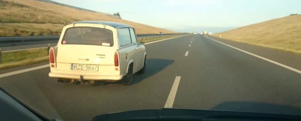 Un Trabant aparent stock alearga cu 200 pe autostrada