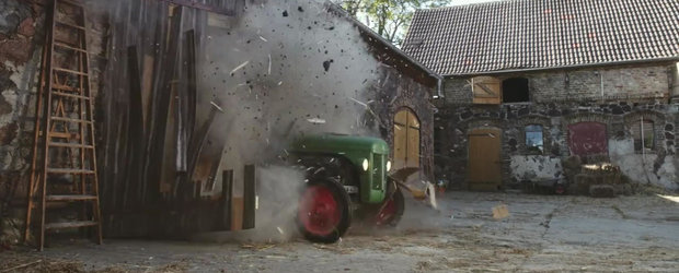 Un tractor din 1954 de 425 cp face haos prin gospodaria omului