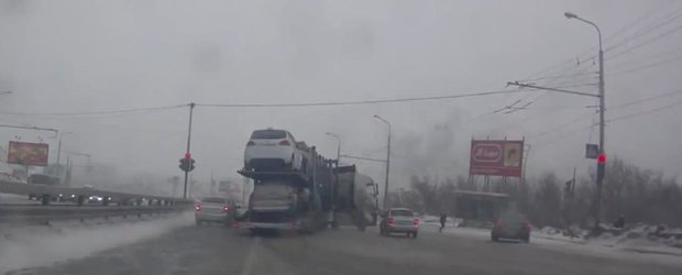 Un transportor de vehicule pierde controlul si produce un accident spectaculos