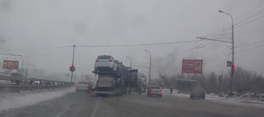 Un transportor de vehicule pierde controlul si produce un accident spectaculos