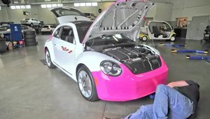Un Volkswagen Beetle este imbracat in roz pentru scopuri umanitare