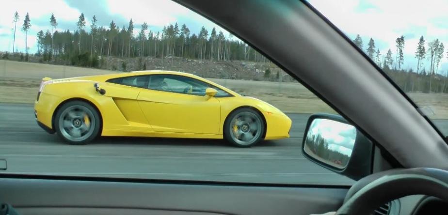 Un Volvo ii arata unui Lamborghini Gallardo cine este 'taticul'