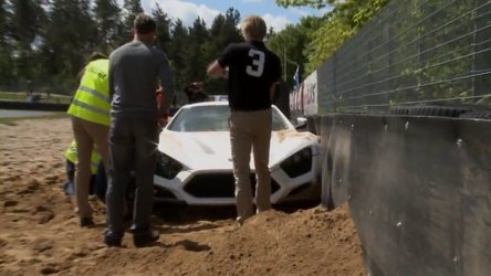 Unicul Zenvo ST1 face cunostinta cu zidul de protectie. Ouch! Unicul Zenvo ST1 face cunostinta cu zidul de protectie. Ouch!