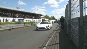 Unicul Zenvo ST1 face cunostinta cu zidul de protectie