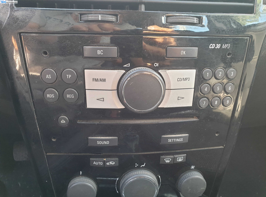 Unitate Radio CD Player CD30 MP3 cu Display Bord Opel Astra H 2004 - 2010 [K7204]