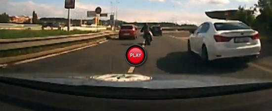 Urmarire ca in filme intre un motociclist si o masina de politie Urmarire ca in filme intre un motociclist si o masina de politie