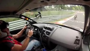 Urmarire spectaculoasa la Nurburgring intre un BMW S1000RR si un Megane RS