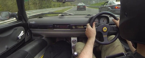 Urmarire spectaculoasa la Nurburgring intre un BMW E34 si un Lotus Elise