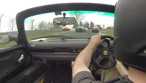 Urmarire spectaculoasa la Nurburgring intre un BMW E34 si un Lotus Elise