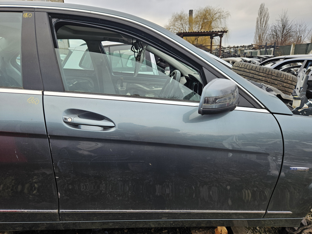 Usa dreapta fata Mercedes C-Class W204 2012, CU MIC DEFECT