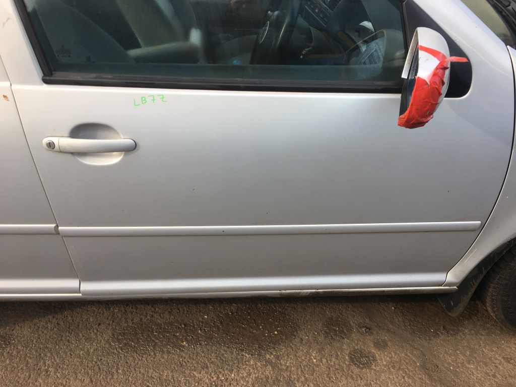 Usa / Portiera Dreapta Fata VW Golf 4 1998 - 2005 Cod Culoare LB7Z