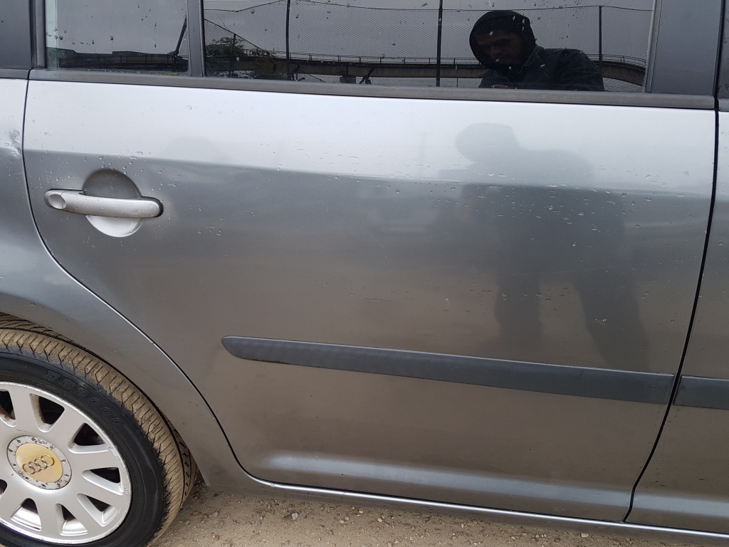 Usa / Portiera Dreapta Spate VW Touran 2003 - 2010 Cod Culoare: LA7T
