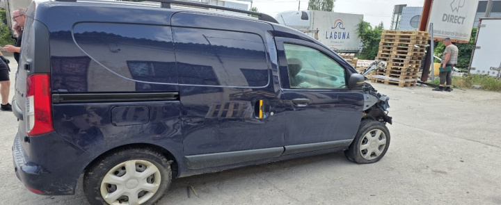 Usa / Portiera fata dreapta mic defect Dacia Dokker [facelift] [2017 - 2020] Compactvan Stepway Motor 1.5 DCI Adblue an 2020 120000 km
