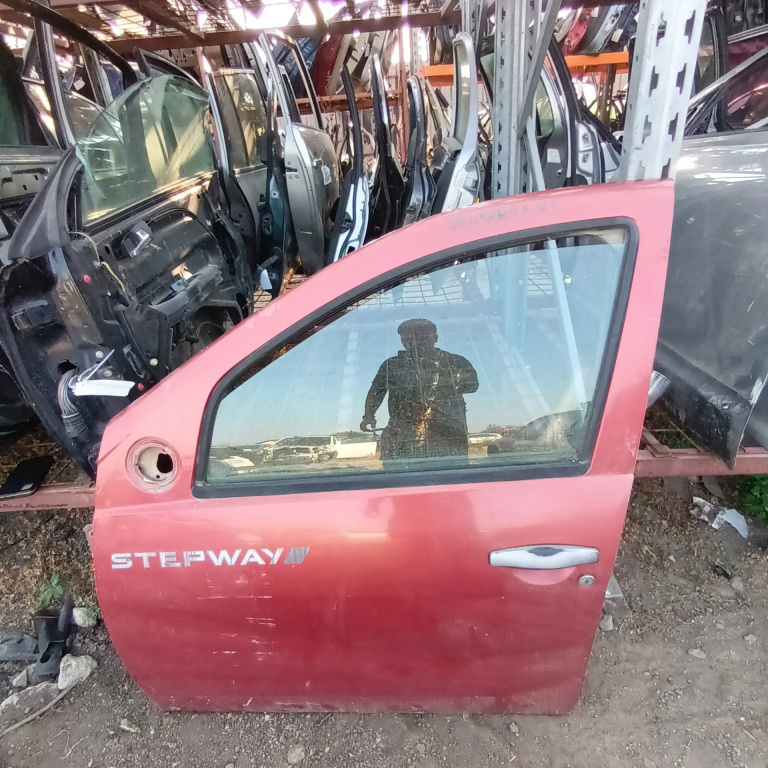 Usa / Portiera Stanga Fata Dacia Sandero 1 2008-2012 Rosu