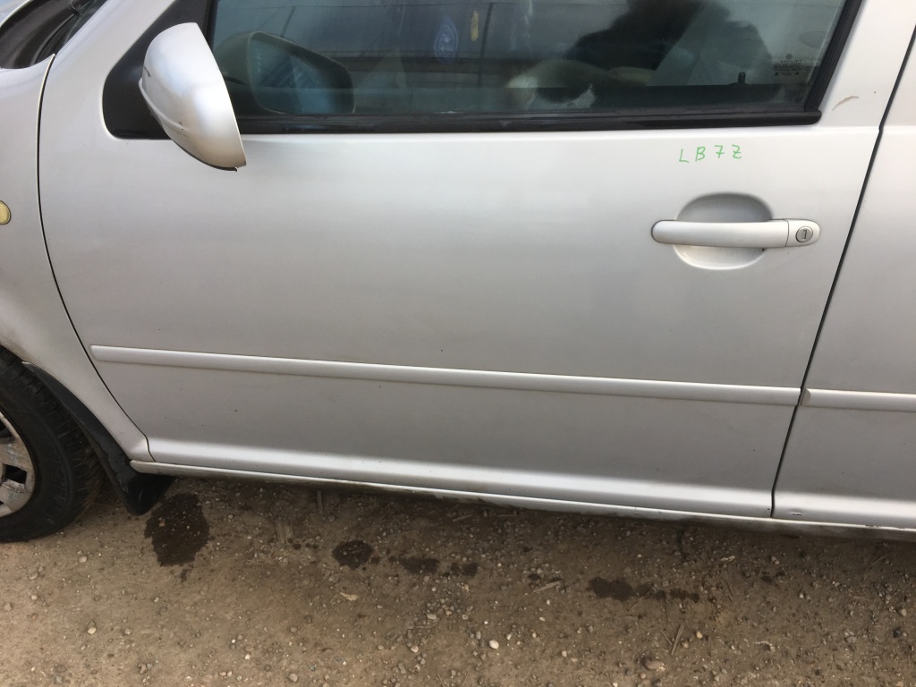 Usa / Portiera Stanga Fata VW Bora 1998 - 2005 Cod Culoare LB7Z