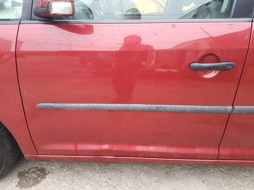 Usa / Portiera Stanga Fata VW Touran 2007 - 2010 Cod Culoare: LA3T