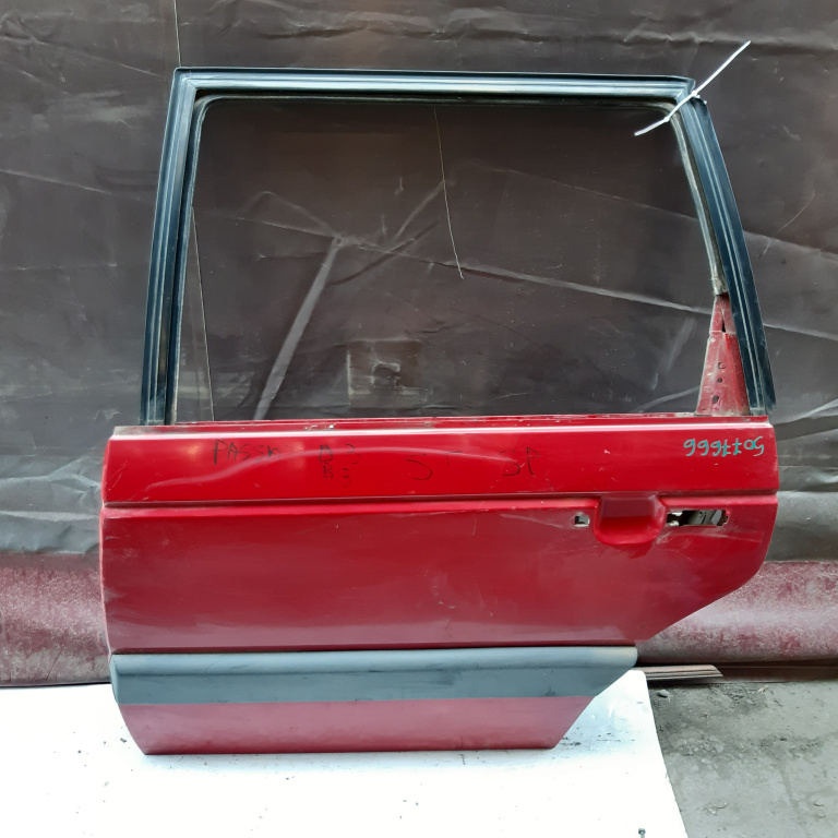 Usa / Portiera Stanga,spate,Rosu VW PASSAT B3 1988 - 1993