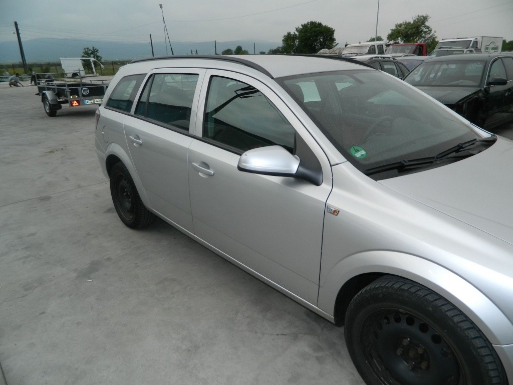 Usa stanga - dreapta fata Opel Astra H model 2008