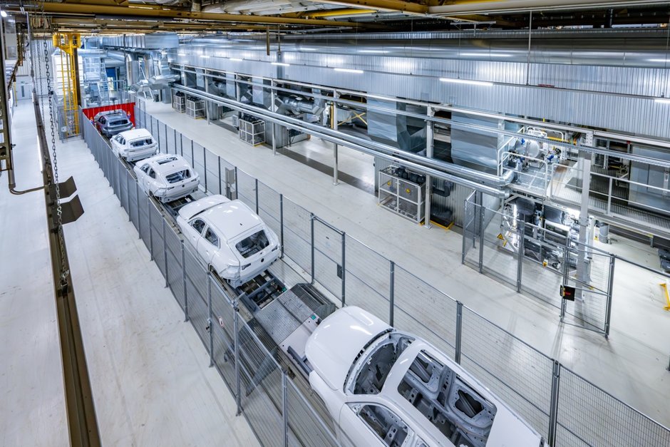 Uzina BMW Group din Regensburg a testat un sistem cu ulei termic pentru generarea de caldura in atelierul de vopsitorie