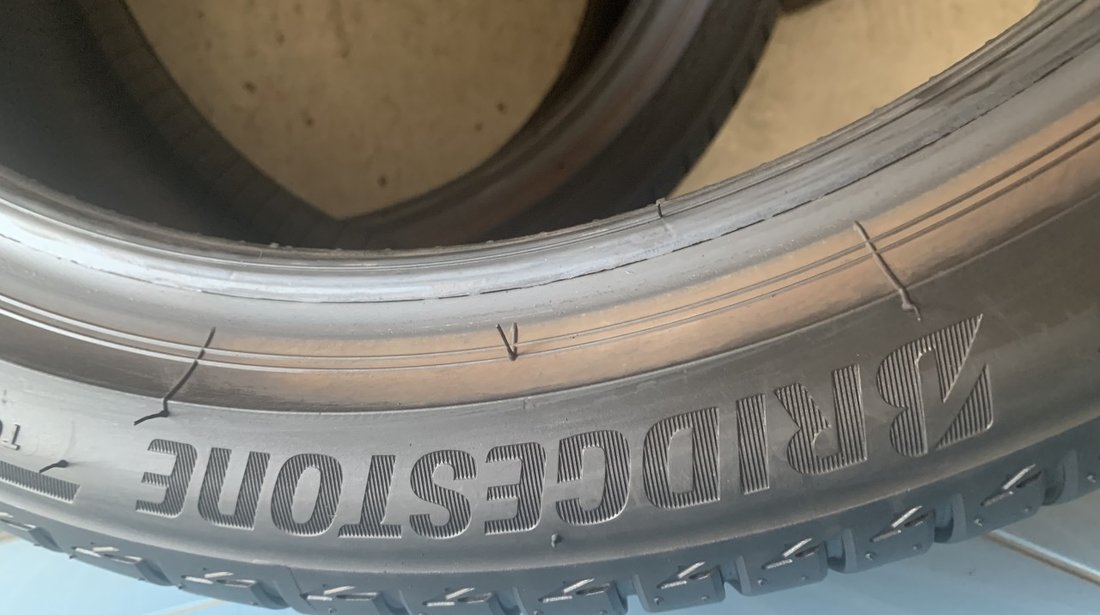 Vând 2 anvelope 225/40/18 bridgestone de vară ca noi