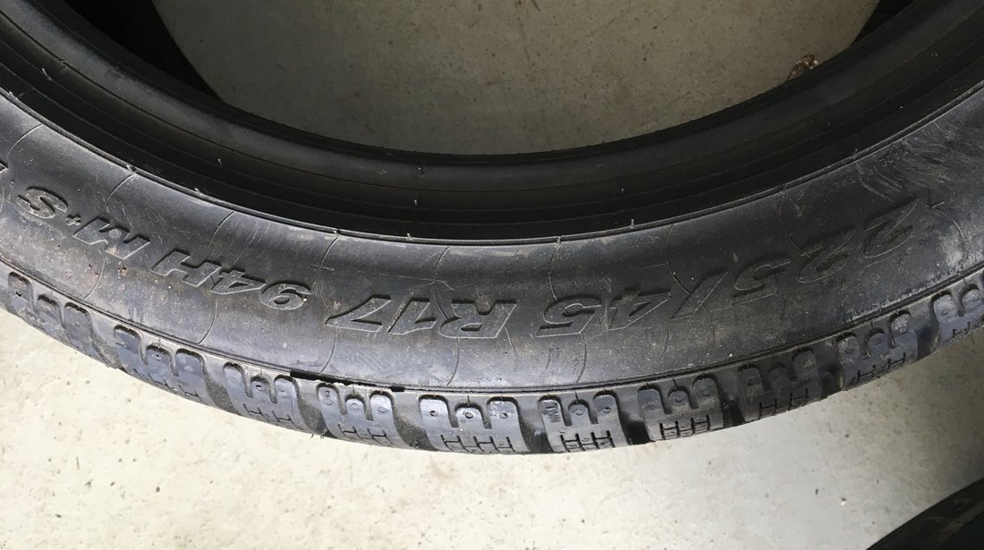 Vând 2 anvelope 225/45/17 Pirelli de iarnă noi