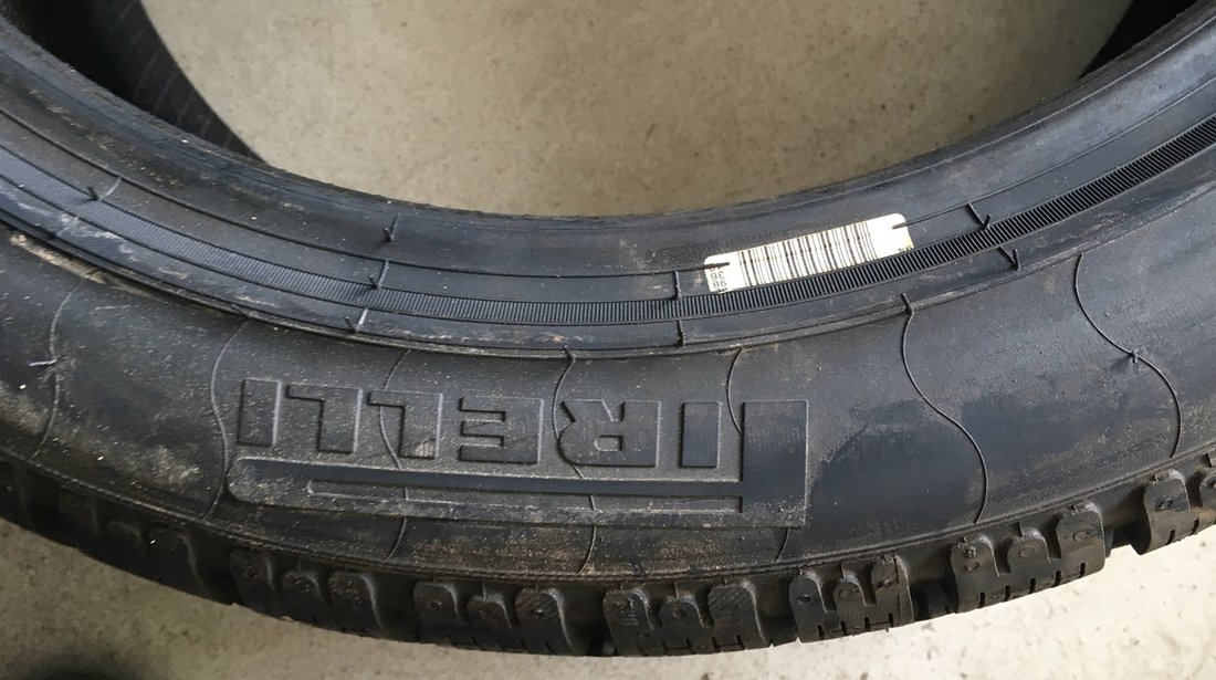 Vând 2 anvelope 225/45/17 Pirelli de iarnă noi