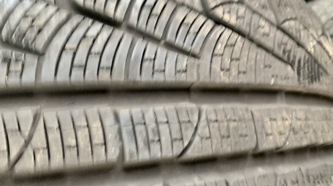 Vând 2 anvelope 235/40/19 Pirelli de iarnă ca noi