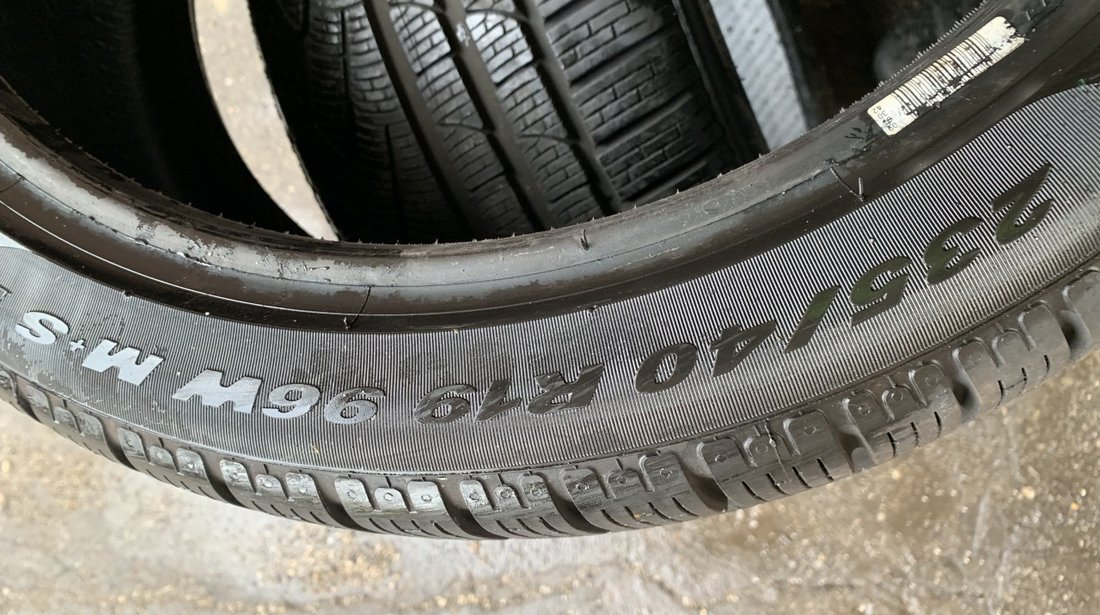 Vând 2 anvelope 235/40/19 Pirelli de iarnă ca noi