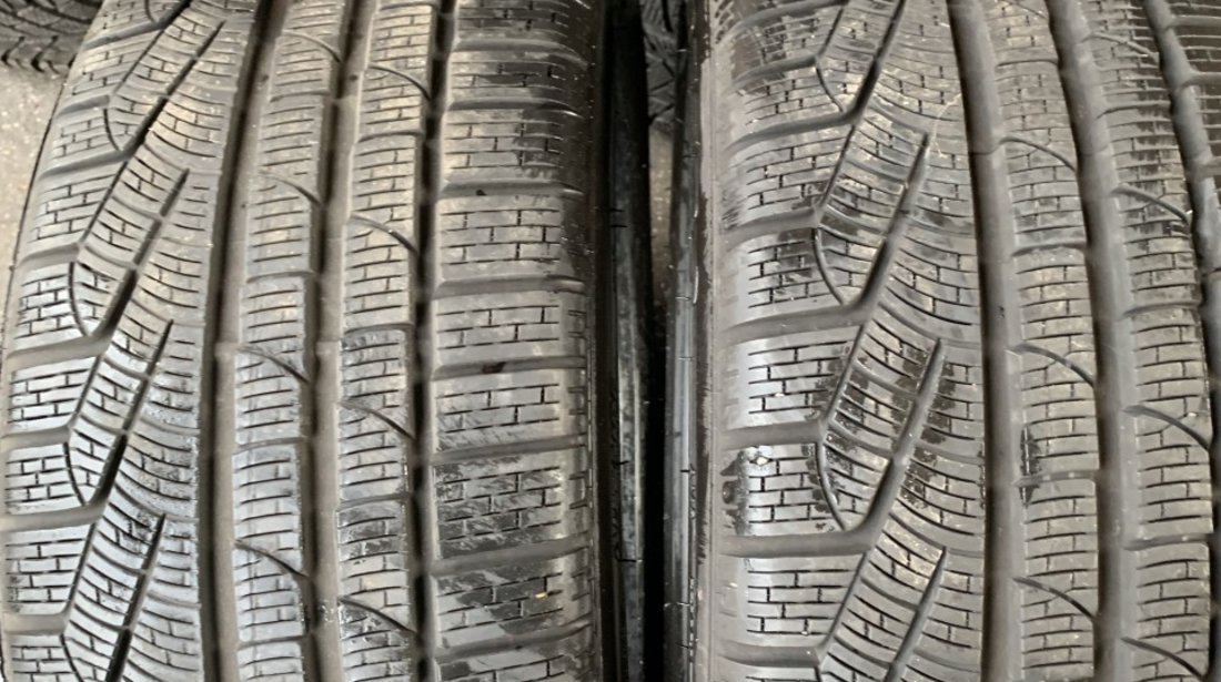 Vând 2 anvelope 235/40/19 Pirelli de iarnă ca noi