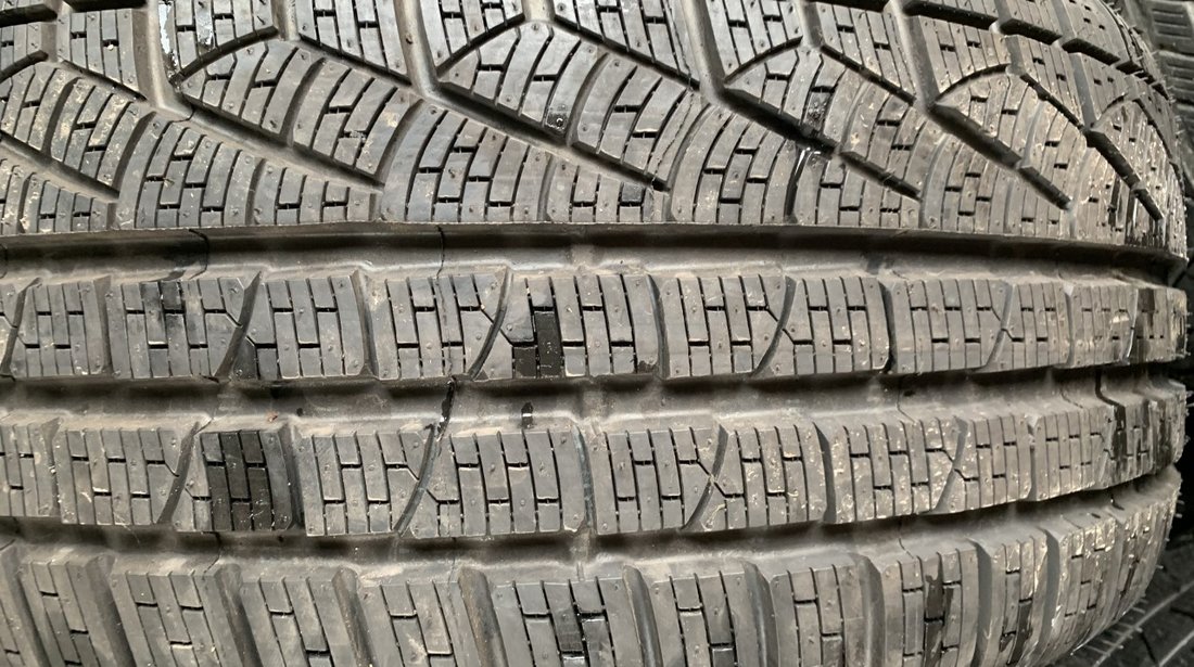 Vând 2 anvelope 245/35/18 Pirelli runflat de iarnă noi