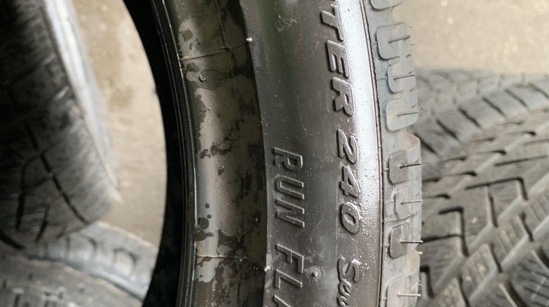 Vând 2 anvelope 245/35/18 Pirelli runflat de iarnă noi