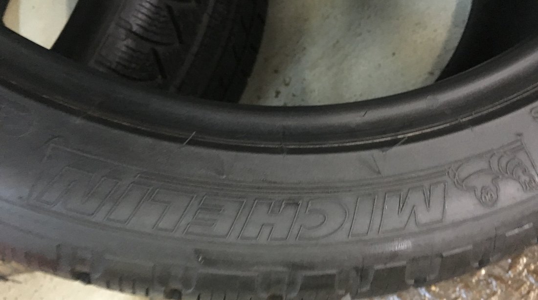 Vând 2 anvelope 245/40/19 Michelin de iarnă ca noi