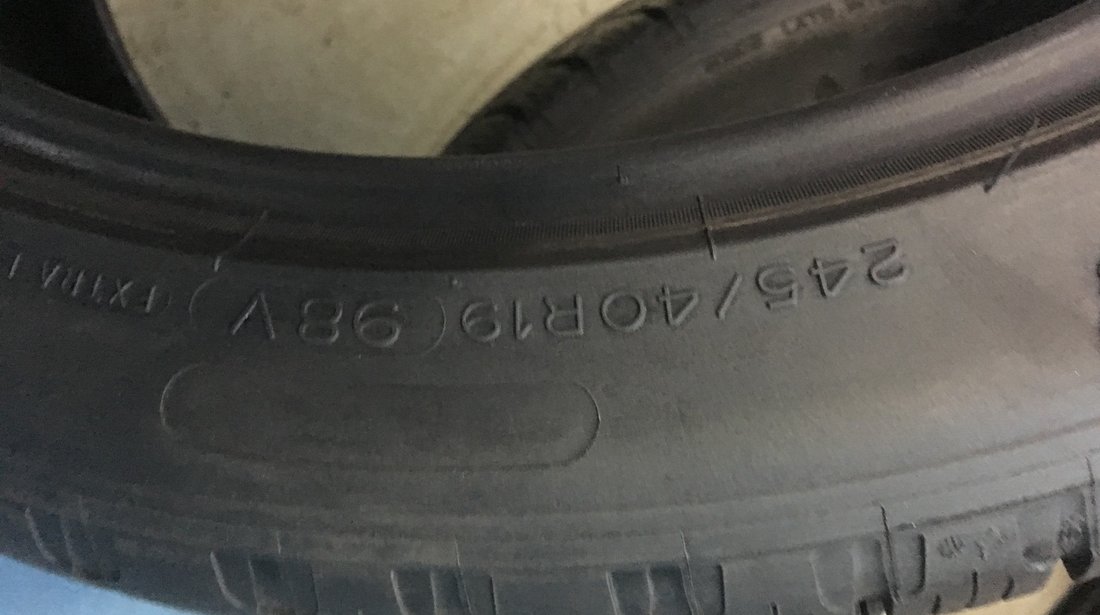 Vând 2 anvelope 245/40/19 Michelin de iarnă ca noi