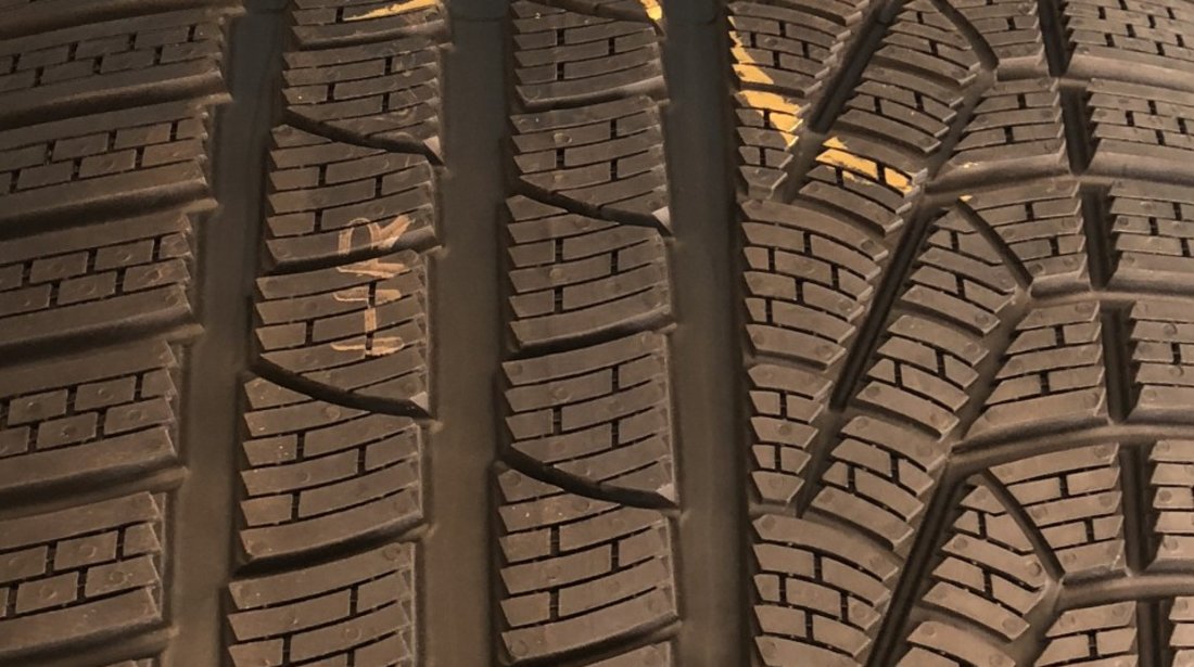 Vând 2 anvelope 295/35/19 Pirelli de iarnă noi