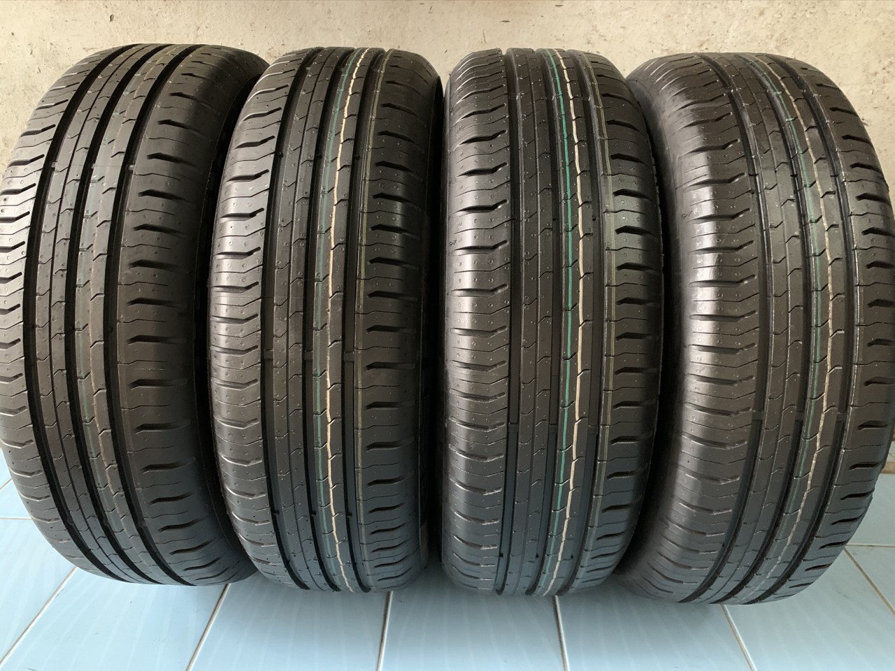 Vând 4 anvelope 185/65/15 continental d