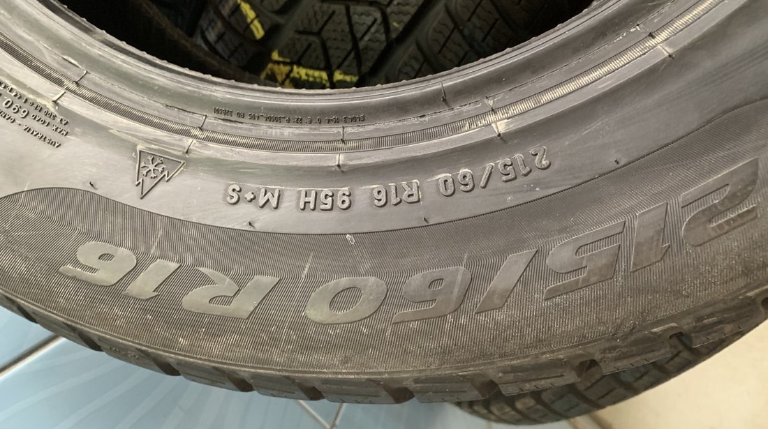 Vând 4 anvelope 215/60/16 Pirelli de iarnă noi