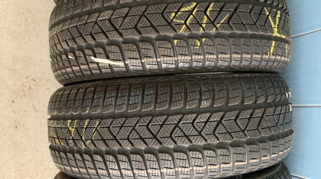 Vând 4 anvelope 215/60/16 Pirelli de iarnă noi