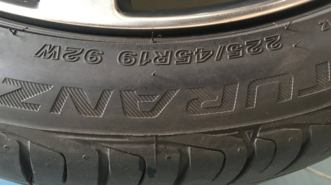 Vând 4 anvelope 225/45/19 bridgestone de vara ca noi