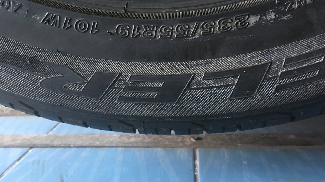 Vând 4 anvelope 235/55/19 bridgestone de vara ca coi