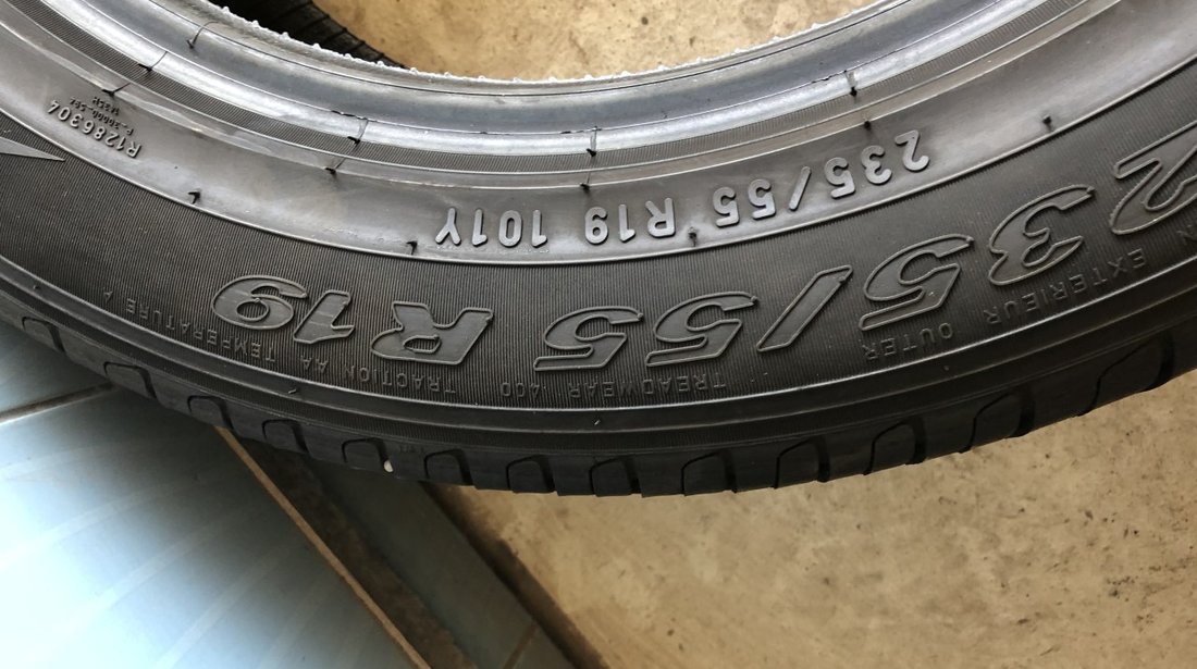 Vând 4 anvelope 235/55/19 Pirelli de vară ca noi