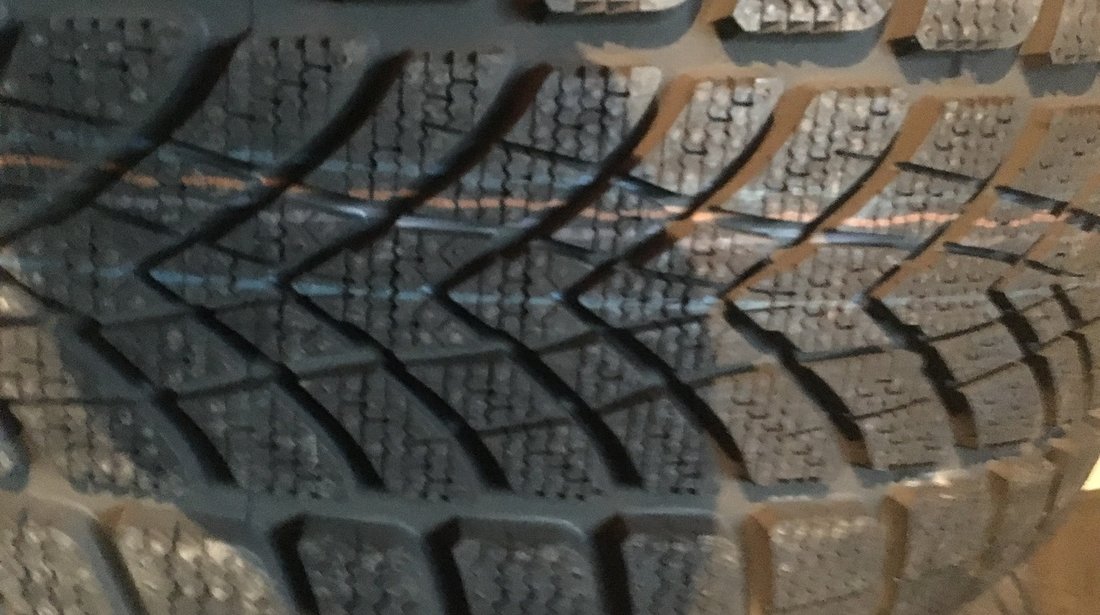 Vând 4 anvelope 245/50/18 Dunlop runflat de iarnă noi