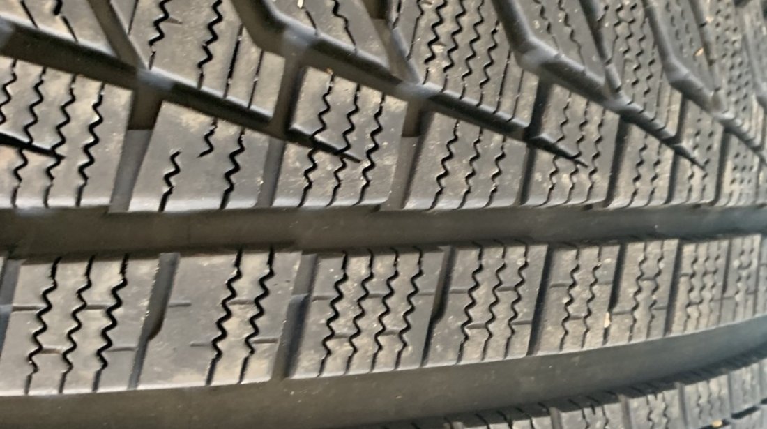 Vând 4 anvelope 255/40/19 hankook de iarnă ca noi