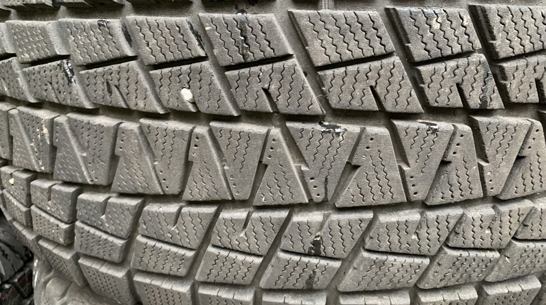 Vând 4 anvelope 285/60/18 bridgestone de iarnă ca noi