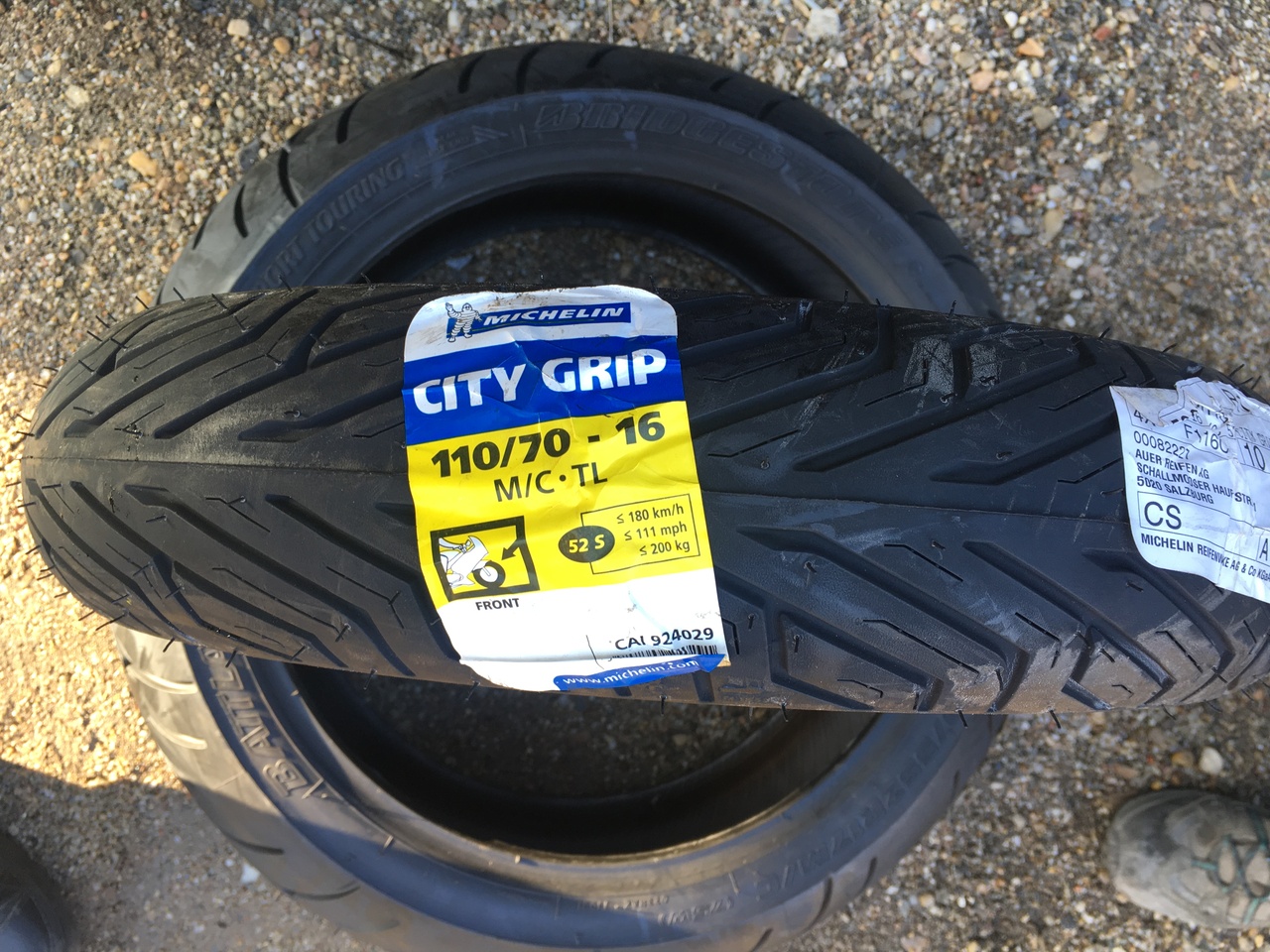 Vând anvelopă 110/70/16 Michelin nouă