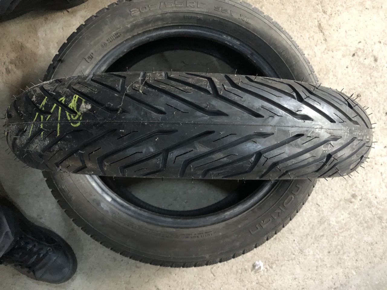 Vând anvelopă 110/80/16 Michelin nouă