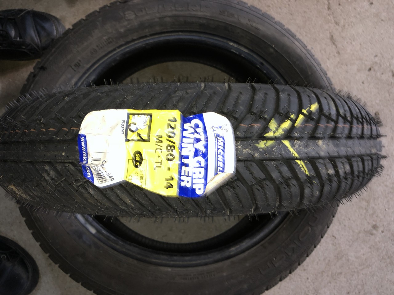 Vând anvelopă 120/80/14 Michelin nouă