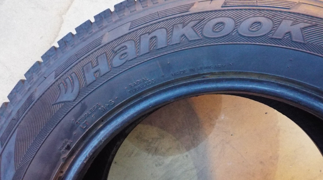 vand 2 anvelope de iarna 215/65/16c hankook rw06 pret 400ron ambele