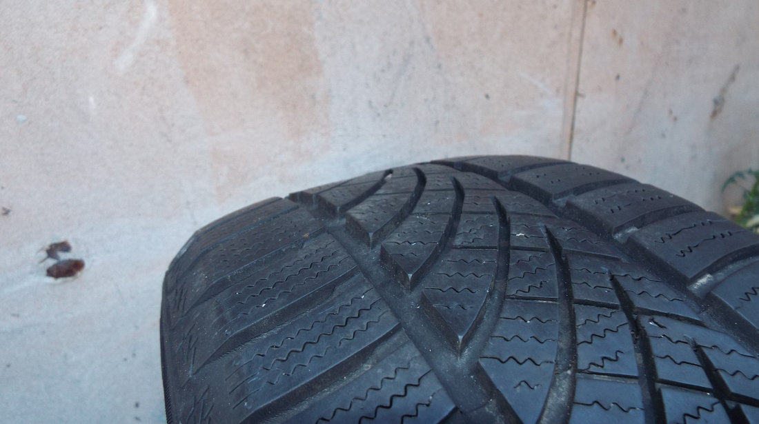 vand 2 anvelope de iarna [noi] 195/50/15 hankook optimo4s pret 300ron amandoua